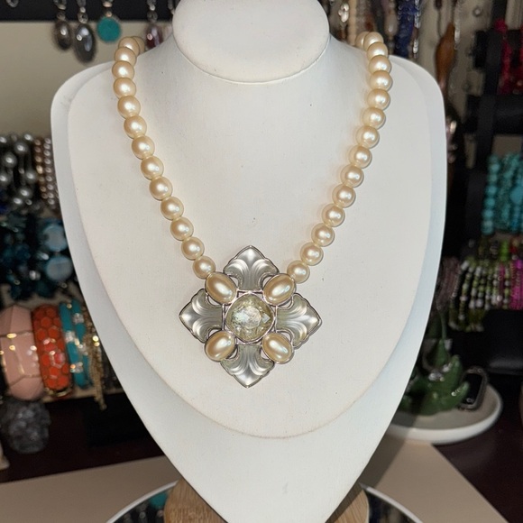 Vintage Yves Saint Laurent pearl necklace - Picture 1 of 4